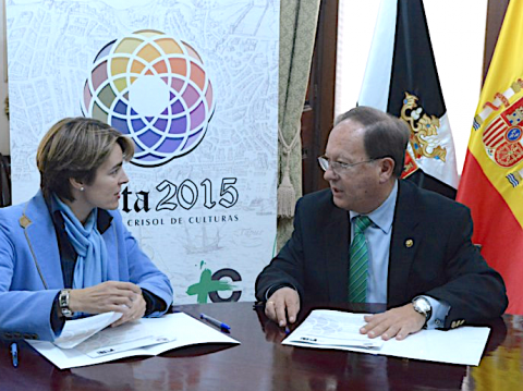 Jesús Fortes (dcha) en una reunión con la que fue consejera de Presidencia en aquellos tiempos, Yolanda Bel / Archivo