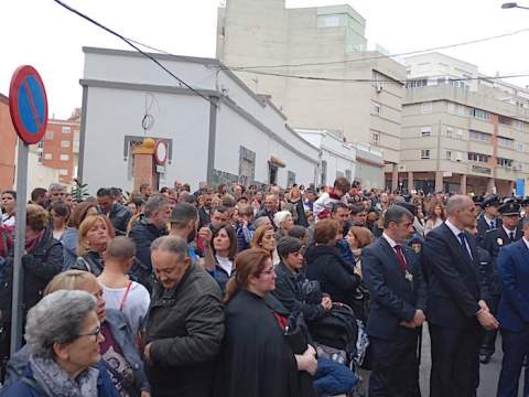 Multitud de fieles y el cortejo aguardaban a la resolución del Cabildo de la Amargura, que decidió finalmente no salir