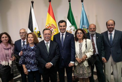Los presdientes de Ceuta y Andalucía junto a ceutíes residentes en Sevilla, miembros de la Casa Regional