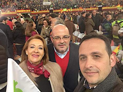 El presidente de la Gestora de VOX Ceuta junto a los candidatos al Senado / Cedida