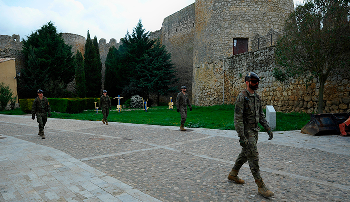 Militares por un pequeño pueblo. Foto: F.R.
