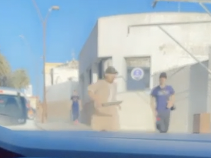 Imagen de un individuo con un cuchillo de gran tamaño corriendo por Claudio Vázquez este fin de semana (Visto en redes) / Reproducción