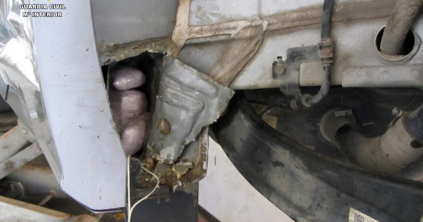 Detenido un hombre con 26,8 kilos de hachís en el doble fondo de su coche cuando pretendía entrar en Ceuta