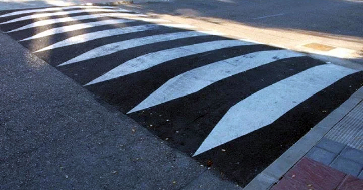 Reductores en Benzú para acabar con el exceso de velocidad en un tramo limitado a 30 km/h