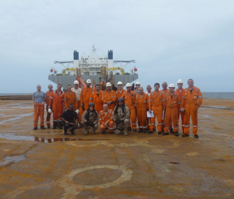 Los 20 tripulantes secuestrados junto a miembros de la Armada española tras su liberación / Cedida