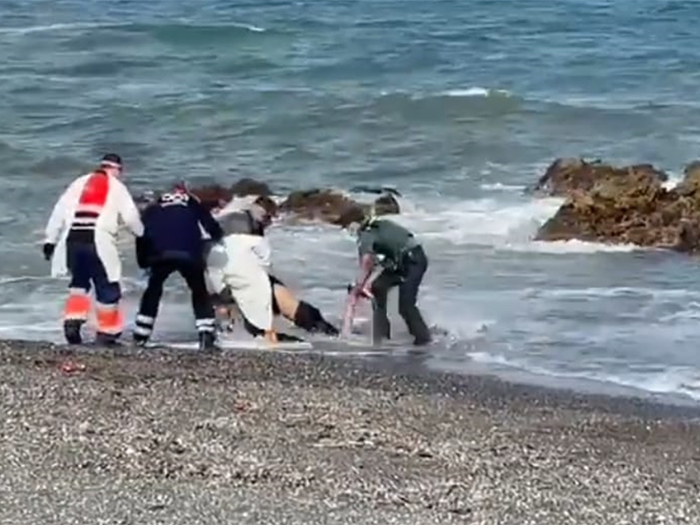 El mar ha arrojado el cuerpo de una persona fallecida. Foto: RTVCE
