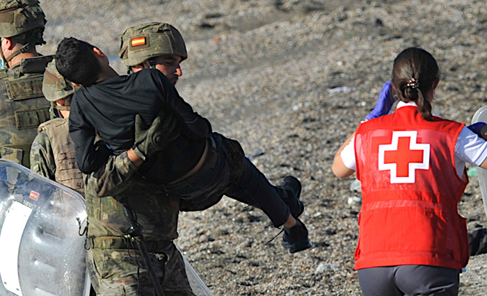 Fuerzas de Seguridad del Estado y militares en playa Tarajal. Foto: Fidel Raso