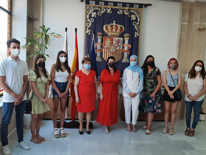 La directora de Educación y la delegada con alumnos de la PREVAU. Foto: Archivo