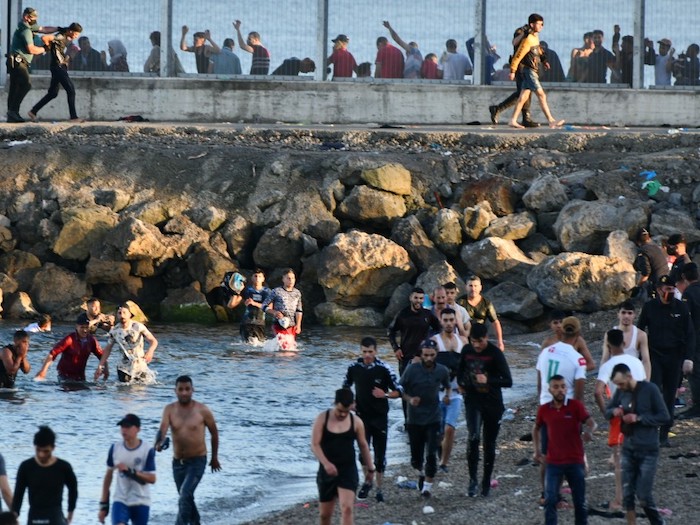 Miles de marroquíes entraron por la fuerza a Ceuta el 17 de mayo de 2021 impulsados por Marruecos / Archivo