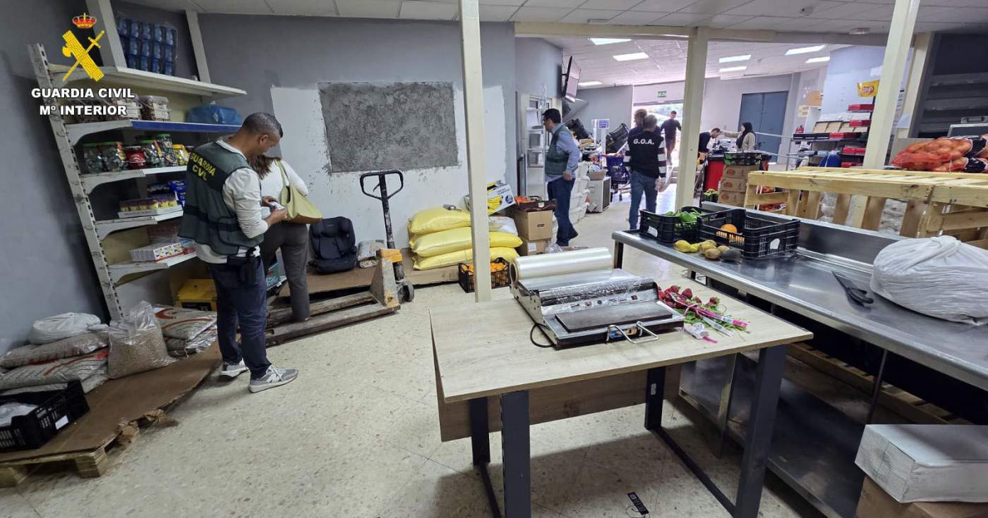 La Guardia Civil interviene alimentos irregulares, drogas y un arma de fuego en varias inspecciones comerciales