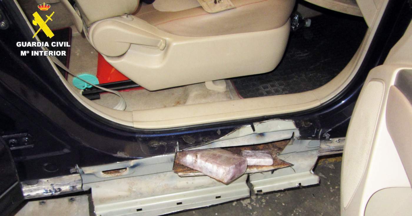 Detenidos por intentar embarcar hacia la península con 24 kilos de hachís ocultos en sus vehículos