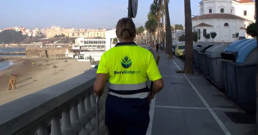CCOO denuncia falta de medios y riesgos laborales en el servicio de limpieza de playas de Ceuta