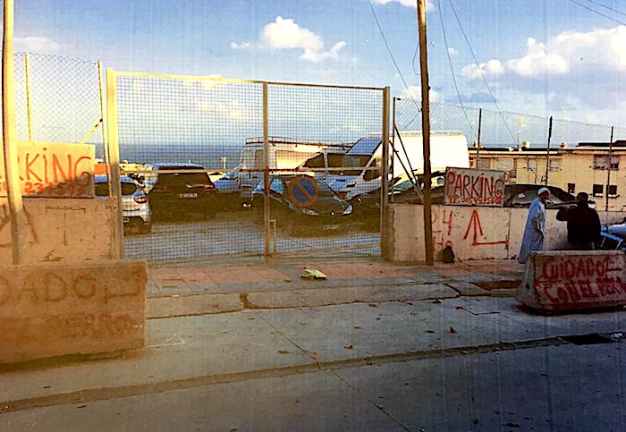 Este solar, en el que está previsto la construcción de un polifuncional, es utilizado de parking por un particular / Foto CA
