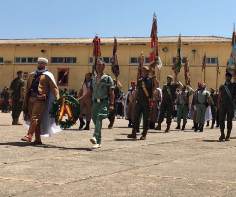 Regulares y Legión rindiendo honores a los caídos / Foto Salva Camacho