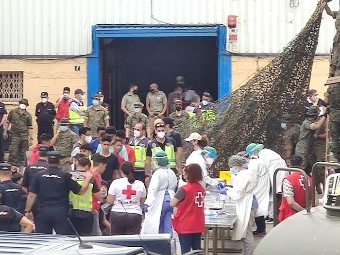Imagen de arvicho del efectivo y coordinado dispositivo establecido por sanitarios del Ingesa en las naves del Tarajal, antes de que SAMU se encargara del control de las instalaciones