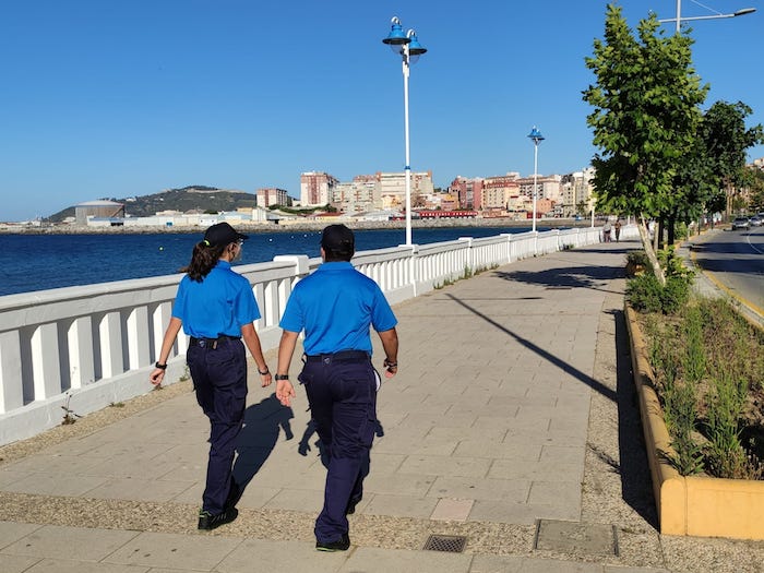 Dos auxiliares de servicio por la zona de Benítez / CA