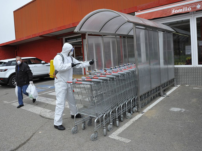 Limpieza anti COVID en un supermercado de Zamora. Foto: FIDEL RASO