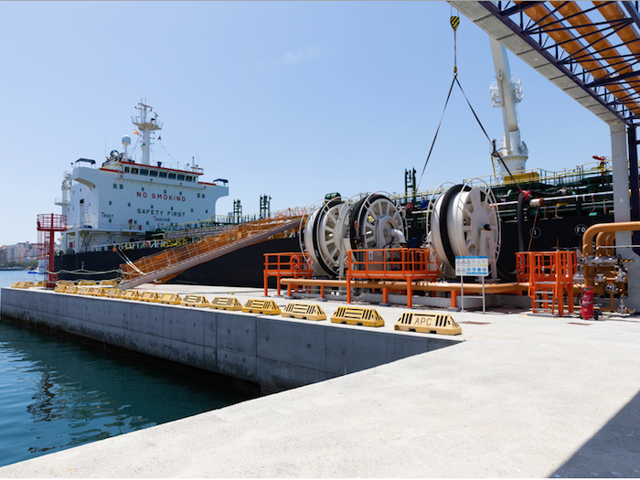 El 'Baltic' en el muelle de Poniente procediendo a la descarga de Fueloil / Cedida