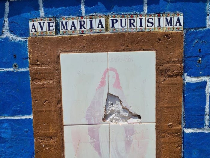 El azulejo de la Virgen María ha sido hallado roto/ Cedida