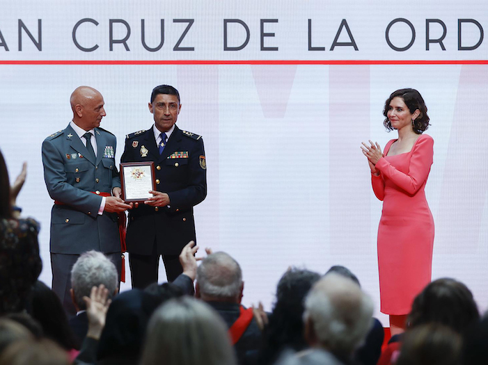 La presidenta de Madrid entregó la Medalla de la Comunidad al CNP y Guardia Civil en Ceuta el pasado 2 de mayo / Archivo