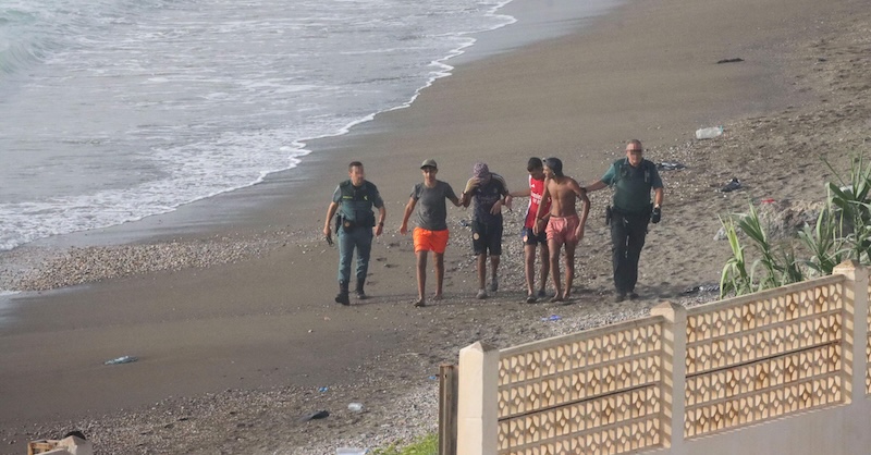 Llegada masiva de inmigrantes a nado a Ceuta desde Marruecos en una tarde de caos