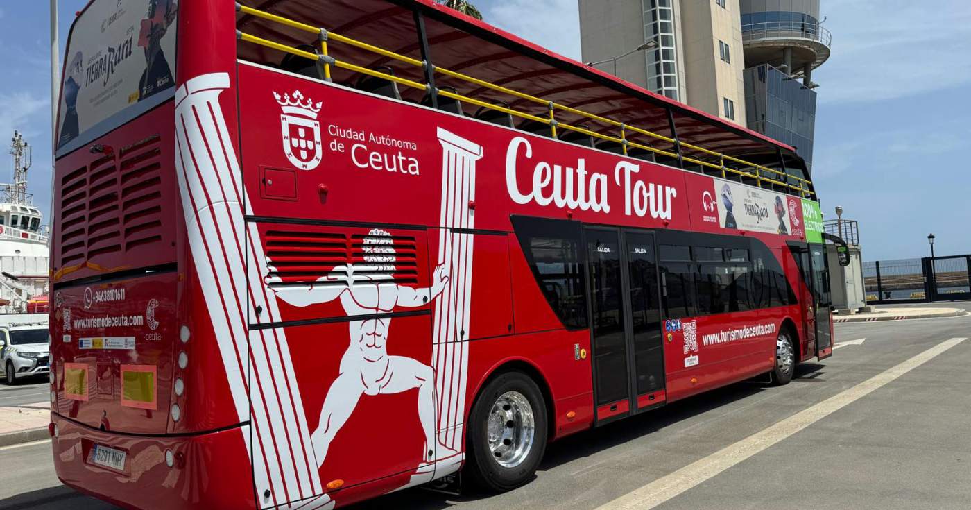 Ceuta estrena su ‘Ceuta Tour’, el bus turístico eléctrico que convierte la ciudad en un mirador sobre ruedas