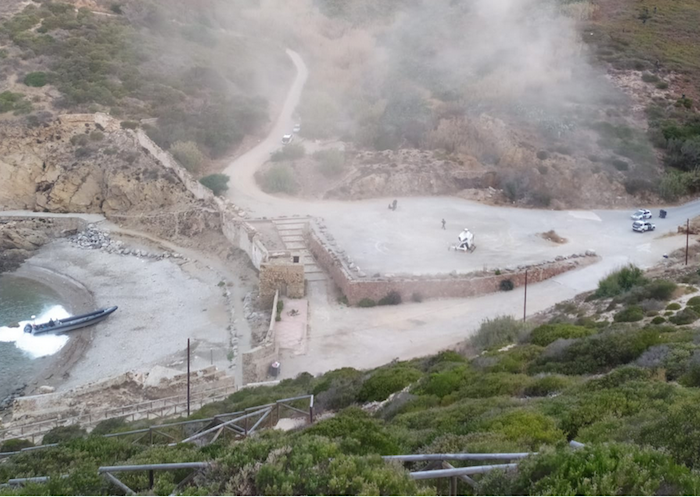 Playa de la Potabilizadora con la embarcación embarrancada, el helicóptero de la Guardia Civil y las unidades de Costa / Cedida