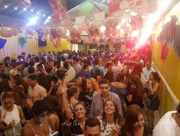 Esta es una caseta de comidas reconvertida en otra de copas a medianoche / Cedida