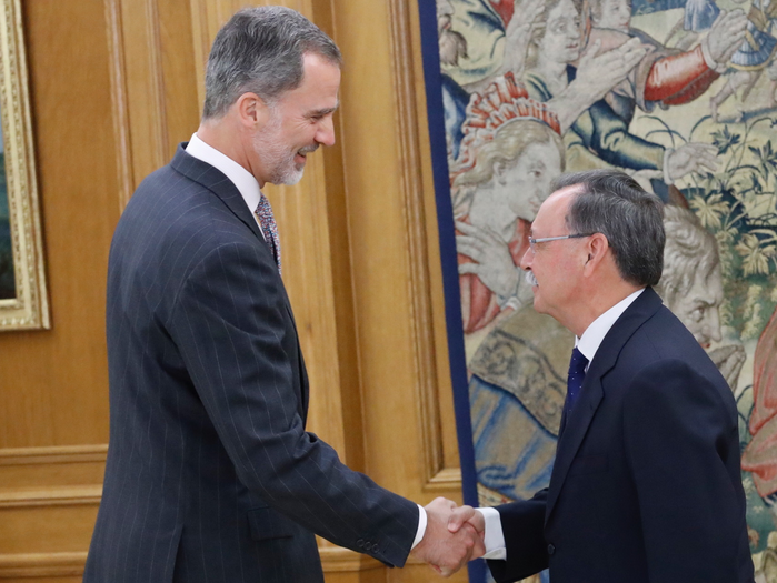 Momento del saludo entre SM EL Rey y el presidente de Ceuta / Cedida