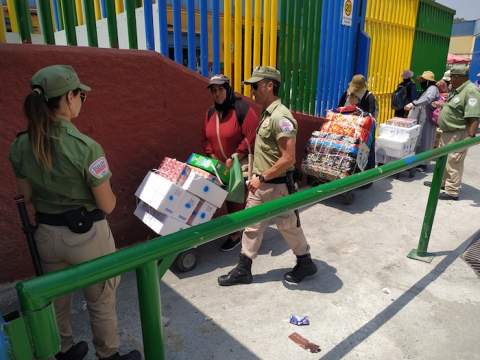 Parte del despliegue de 'Eulen Seguridad' en los viales públicos del entorno fronterizo / Cedida
