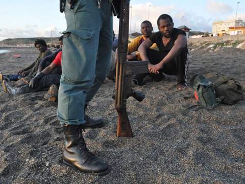 Inmigrantes llegados a la playa en Ceuta. Foto: Fidel Raso