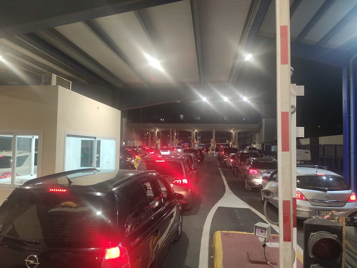 Imagen de esta pasada madrugada en la frontera, con todos los carriles activados en el lado español