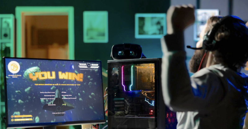 Alt: Un jugador celebra haber ganado un videojuego