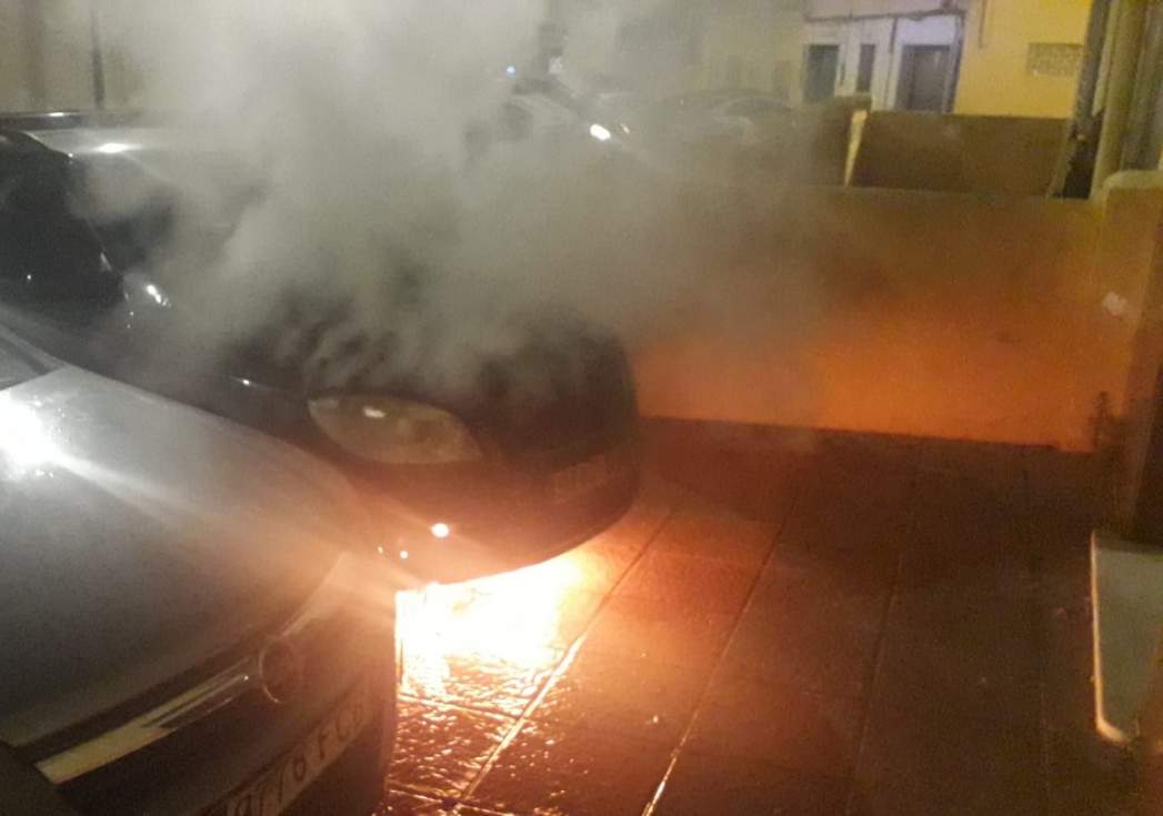 Imagen del veh&iacute;culo, pasto de las llamas, tras la acci&oacute;n del ahora detenido / Cedida