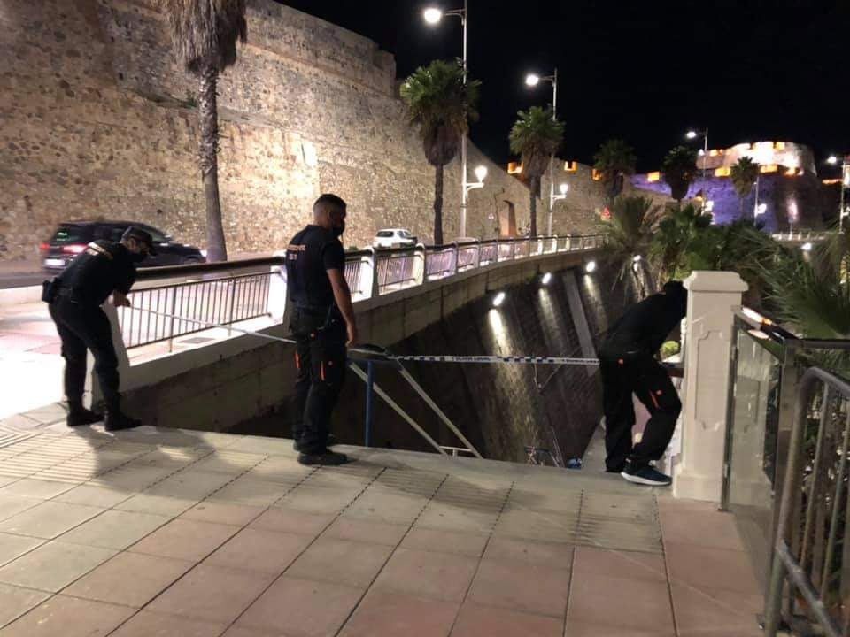 Momento en que quedaron precintados los accesos a las playas este viernes noche / Cedida