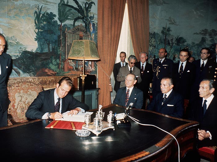 El rey Juan Carlos I en una firma en 1974