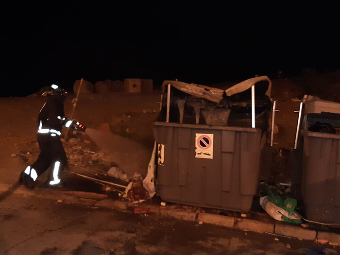 Los bomberos acuden ante la quema de un contenedor. Foto: Cedida