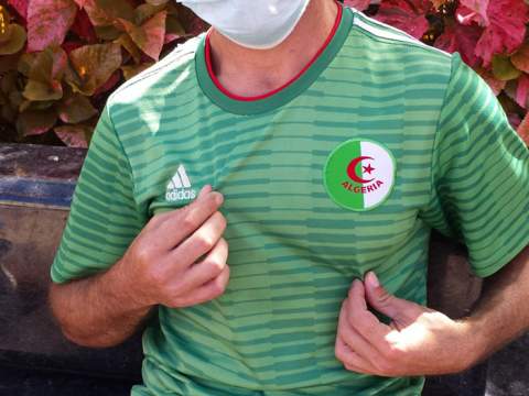 Un argelino muestra la camiseta de su país. Foto: Javier Chellaram