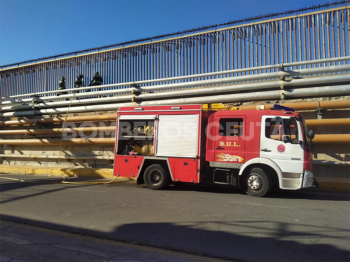 Incendio en los asentamientos de inmigrantes situados en las escolleras. Foto: Bomberos de Ceuta