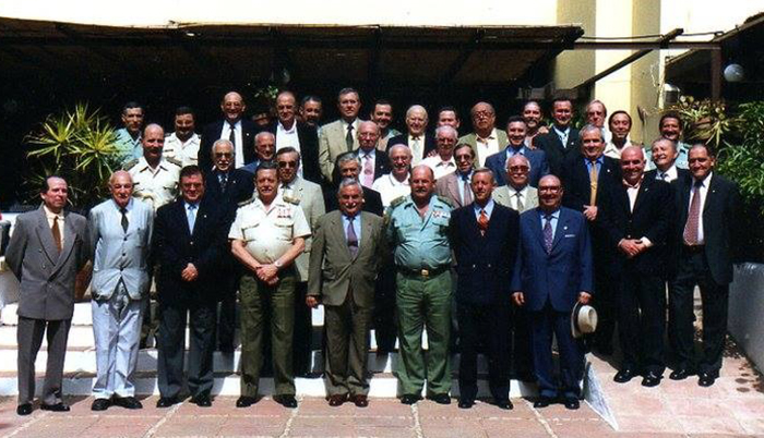 El General López de Olmedo se reune con Los Legionarios de Honor.
