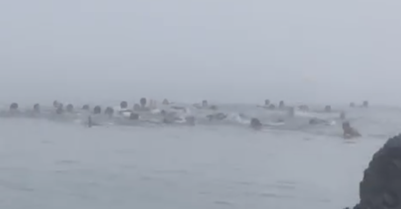 Nadadores marroquíes accediendo ilegalmente a España, a la playa del Tarajal esta misma tarde / Reproducción