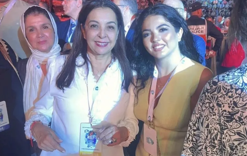 Hanan Ahmed con la majzeni marroquí Karima Benaich, Embajadora de Marruecos en España