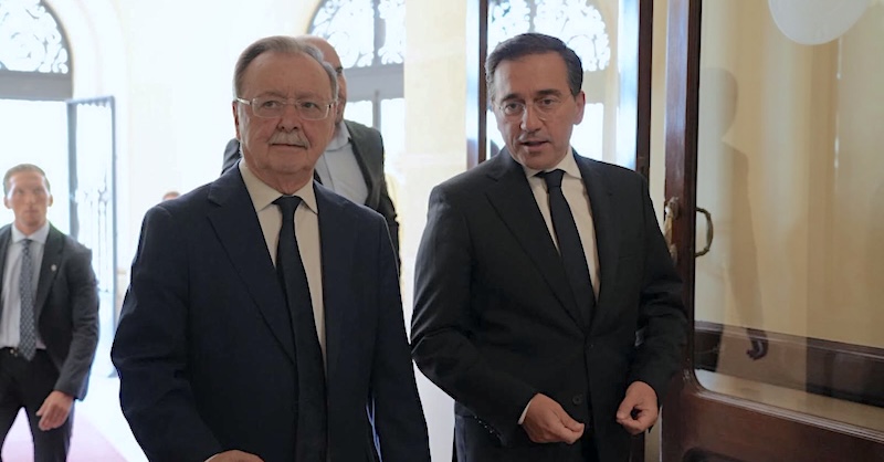 El ministro Albares a su llegada hoy a la sede del Gobierno de la Ciudad Aut&oacute;noma acompa&ntilde;ado del presidente Vivas