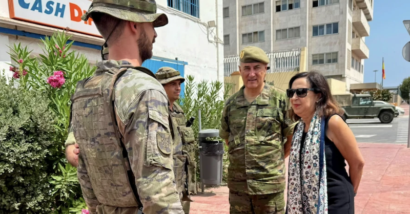 La Ministra de Defensa, Margarita Robles, saluda a un militar en su reciente visita a Ceuta
