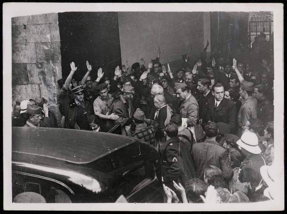 Unamuno y Millán Astray se despiden en el paraninfo de Salamanca aquel 12 de Octubre del 36. No parece lógico que antes hubiera habido una discusión 'a muerte' en la que legionarios y falangistas fueran a matar al profesor