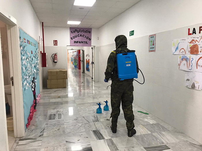 Militares dando su apoyo en la lucha contra la pandemia del COVID-19.