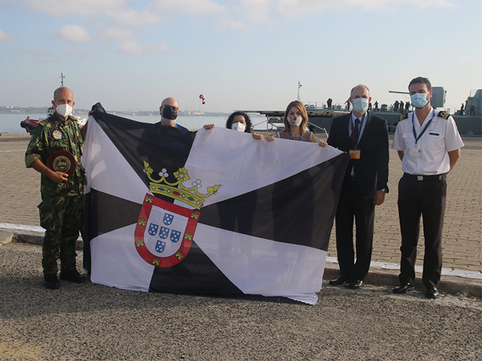 El director de la Autoridad Portuaria con el jefe de operaciones de REPMUS en la base de Troia y director del ejercicio el Comandante Paulo Simões.