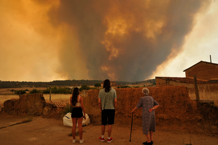 Vecinos de Melgar de Tera en Zamora ven acercarse las llamas. Foto: Fidel Raso