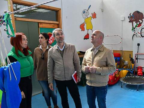 Juan Gutiérrez y otros miembros del PSOE durante su visita al colegio San Antonio. Foto: PSOE Ceuta