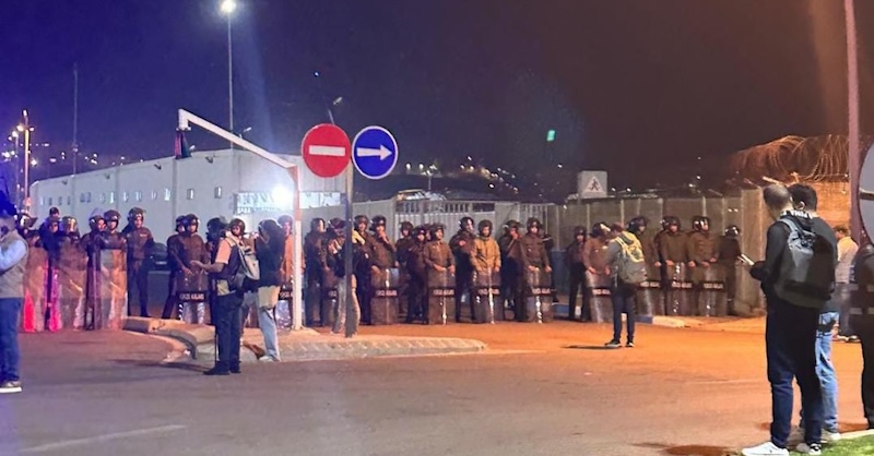 Imagen de anoche en la frontera marroquí con España. Los medios, convocados para fotografiar el momento / Cedida